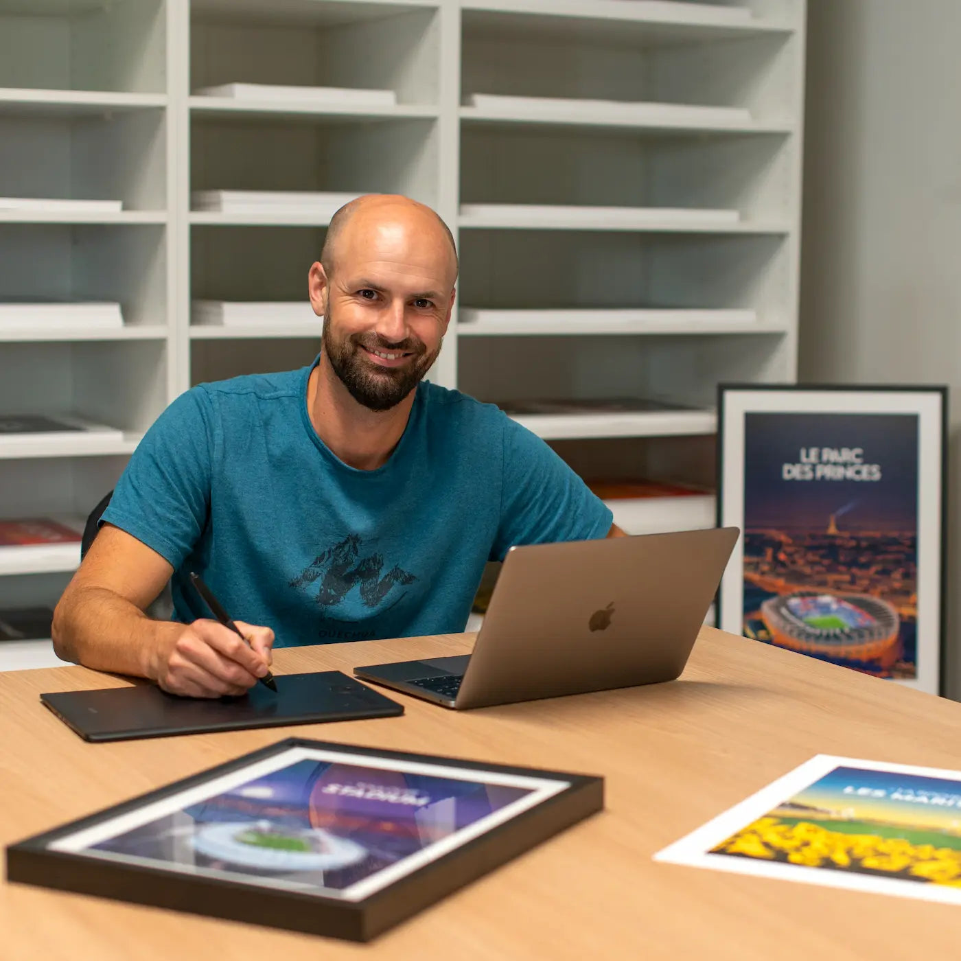Kevin graphiste de l'afficheur Français